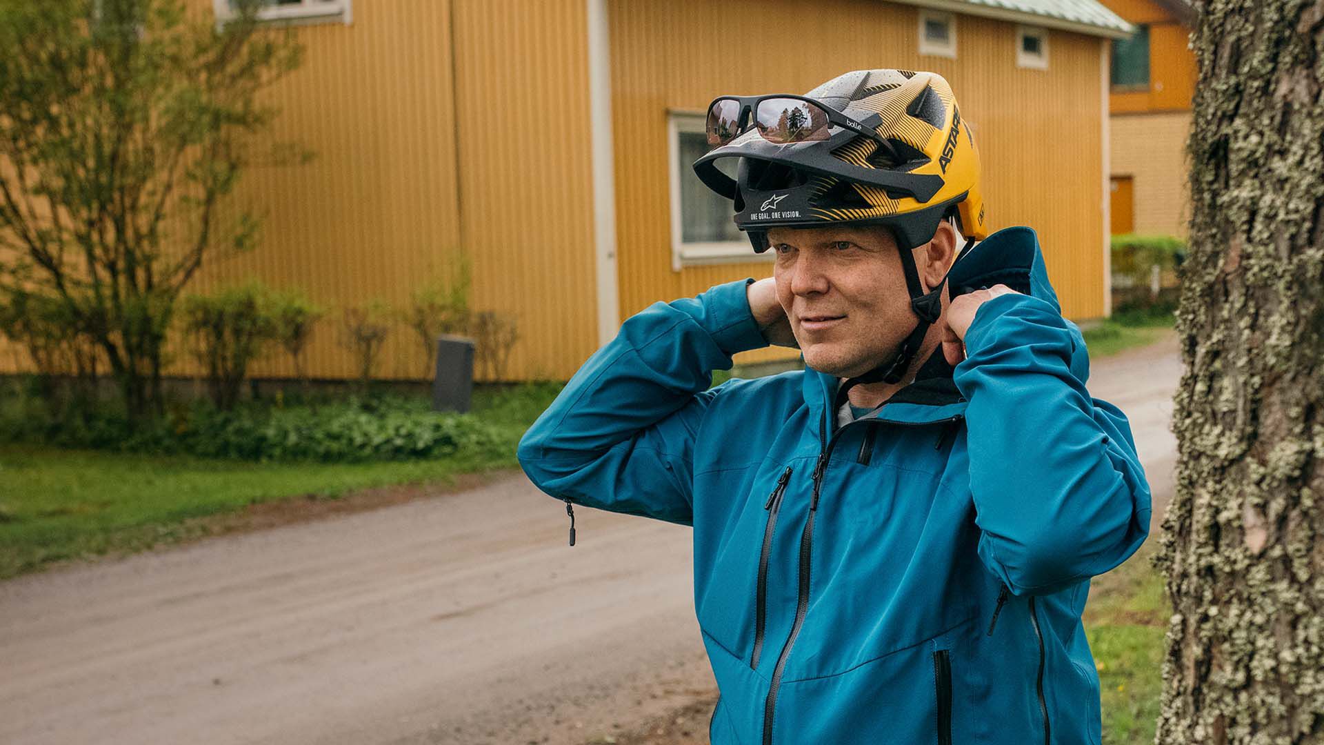 Mies py&ouml;r&auml;ilykyp&auml;r&auml; ja aurinkolasit p&auml;&auml;ss&auml; ulkona